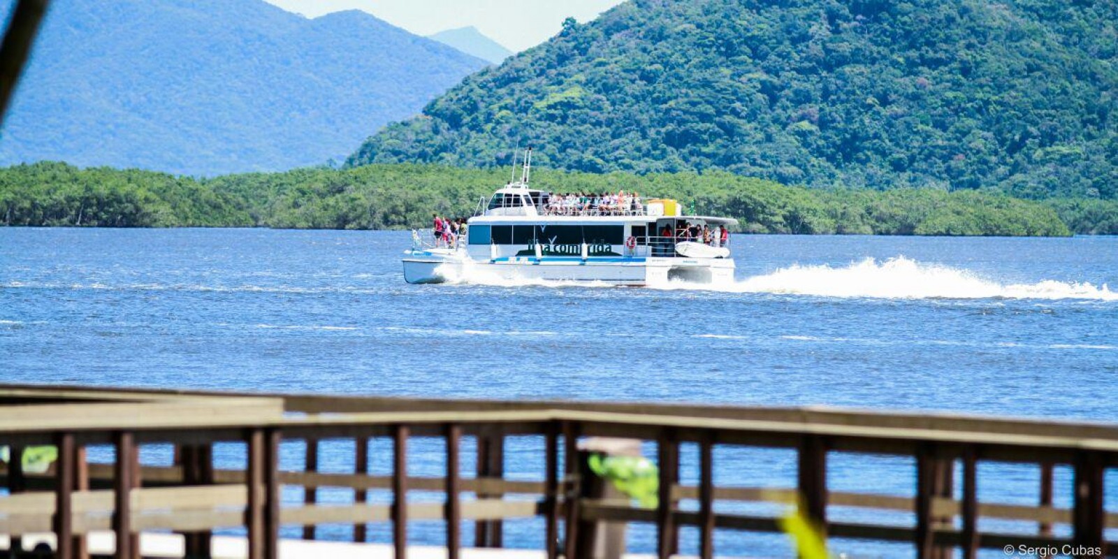Descubra as belezas naturais do Lagamar a bordo do Catamarã